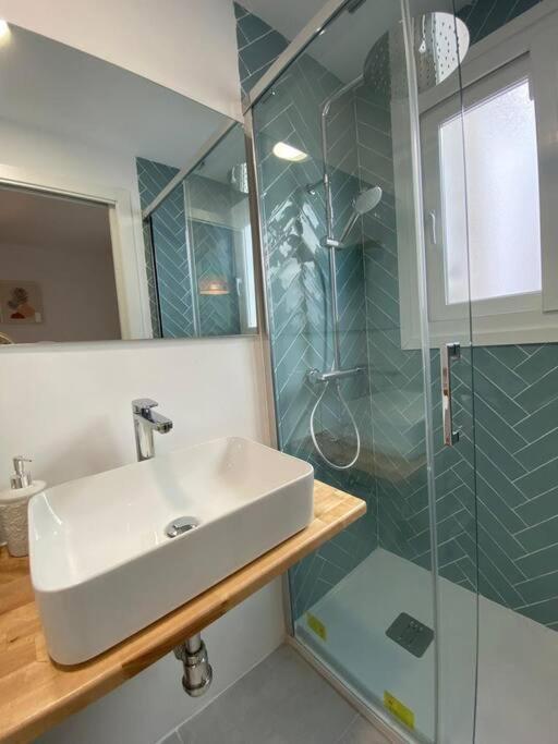 Stylish Seaside 3 Bed With Terrace + Sea View *